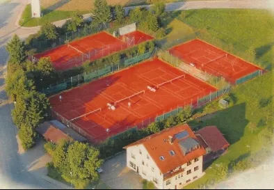 Luftaufnahme der Tennisanlage des TC Solnhofen mit Sandplätzen und Clubheim
