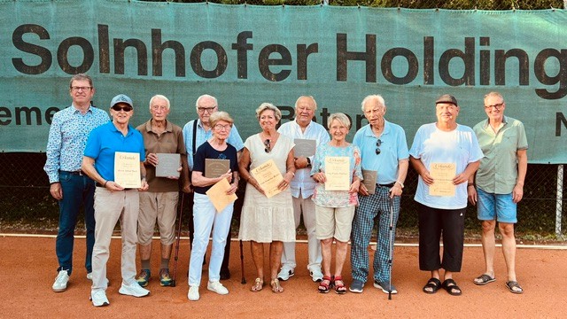Die neuen Ehrenmitglieder des TC Solnhofen nach der Ehrung bei der Jubiläumsfeier am 25. Juli 2026